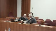 Systemfehler: Der Cum-Ex Skandal – Der Angeklagte Anwalt Dr. Hanno Berger (r.) und sein Verteidiger vor Gericht.