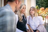 Sturm der Liebe – Yvonne (Tanja Lanäus, M.) wird durch Josie (Lena Conzendorf, r.) abgehalten, Erik (Sven Waasner, l.) den Seitensprung zu beichten.
