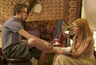 Malcolm mittendrin – Malcolm (Frankie Muniz, l.) verliebt ich in Anita (Rosanna Arquette) und ist bereit, alles für sie zu tun ...