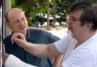 In aller Freundschaft – Die Arbeitsstelle, die der Pfarrer Peter Sänger (Gerd Baltus, rechts) Dietmar Bloch (Bernd Michael Lade) anbietet, ist für den Langzeitarbeitslosen zwar verlockend, jedoch macht ihn die Großzügigkeit des Geistlichen misstrauisch. An Nächstenliebe glaubt er nicht. Tatsächlich macht der Pfarrer zu Bedingung, dass Bloch sich operieren lässt. Bloch will sich nicht erpressen lassen und lehnt das Jobangebot zynisch dankend ab.