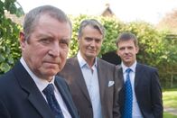 Inspector Barnaby – Chief Inspector Barnaby (John Nettles, l.), Guy Sandis (Simon Williams, M.) und Sergeant Jones (Jason Hughes, r.).