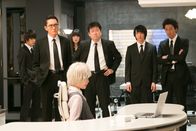 Death Note – (v.l.n.r.) Light Yagami (Masataka Kubota); Soichiro Yagami (Yutaka Matsushige); Shouko Himura (Megumi Seki, oben); Near (Mio Yuki, unten); Mogi Kanzo (Jiro Sato); Touta Matsuda (Goki Maeda); Shuichi Aizawa (Tomohisa Yuge)