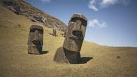 Ancient Apocalypse – Das Seefahrervolk der Rapa Nui lebt jahrhundertelang friedlich auf einer entlegenen Insel im Pazifik, auf der es überlebensgroße Skulpturen errichtet.