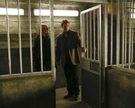 Castle – Bei ihrem neusten Fall stoßen Beckett (Stana Katic, l.) und Castle (Nathan Fillion, r.) auf perfide Vorfälle, die sie an das Stanford-Prison-Experiment erinnern ...