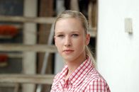 Die Rosenheim-Cops – Sophie Painter (Melanie Kogler) ahnt, wer ein Motiv für den Mord an ihrem Vater haben könnte.