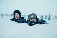 Arctic Circle - Der unsichtbare Tod – Nina Kautsalo (Iina Kuustonen) und ihr Kollege Niilo Aikio (Janne Kataja) suchen das Versteck der russischen Schleuser.