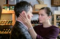 Sturm der Liebe – Zwischen Eva (Uta Kargel, r.) und Robert (Lorenzo Patané, l.) knistert es.
