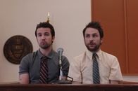 It's Always Sunny in Philadelphia – Charlie (Charlie Day, r.) und Mac (Rob McElhenney, l.) sehen nur eine Chance, sich vor Macs Vater zu verstecken: den Tod ...