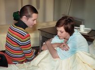 In aller Freundschaft – MDR Fernsehen IN ALLER FREUNDSCHAFT FOLGE 78, "Vollmond" Uhr. Alina Heilmann (Alissa Jung) besucht ihre frühere Freundin Tiziana (Jana Straulino) im Krankenhaus.
