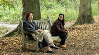 Killing Eve – Carolyn (Fiona Shaw, l.) trifft Pam (Anjana Vasan, r.) in einem friedlichen Wald. Jedoch hat Pam ihr eine traurige Botschaft zu überbringen.