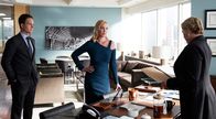 Suits – Mike (Patrick J. Adams, l.) und Samantha (Katherine Heigl, M.) reichen eine Klage gegen Faye (Denise Crosby, r.) ein, weil sie Samantha ohne Beweise für Fehlverhalten entlassen hat.