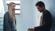 American Horror Story – Anna Victoria Alcott (Emma Roberts, l.); Dexter Harding jr. (Matt Czuchry)
