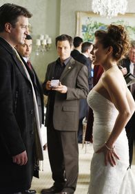 Castle – v.r.) sind überrascht, dass sich Richard Castle (Nathan Fillion, l.) und Kyra Blaine (Alyssa Milano, r.) offensichtlich kennen.