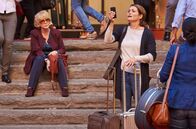 Urlaub mit Mama – Andrea (Anja Kling, re.) im Stress: Sie muss mit ihrer Mutter (Christine Schorn) zurück nach Hamburg, um einen Großauftrag zu retten.