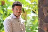 Death in Paradise – Kemar Pearce (Ash Hunter) unterstütze seinen Vater bei seinem Wahlkampf und ist noch immer erschüttert von seinem Tod. Er hält Catherine für die Mörderin, da Victor Pearce einer ihrer Konkurrenten war. Doch wäre sie wirklich zu einem Mord fähig?