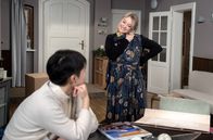 Rote Rosen – Sara (Antonia Jungwirth, r.) hofft vor Ellen (Yun Huang, r.) darauf, dass sich zwischen ihr und Hendrik ein neues Abenteuer ergibt.