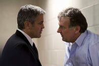 Michael Clayton – Um seinen Arbeitgeber nach dem Zusammenbruch des Staranwalts Arthur Edens (Tom Wilkinson, r.) zu retten, muss Michael Clayton (George Clooney, l.) jeden Kniff anwenden, den er kennt ...
