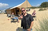 Der Camping-Check – Friso Richter (Mitte) trifft auf Amrum Johanna Hohl und Kevin Schmidt.