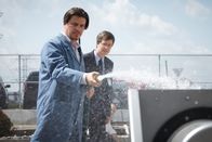 Mayday - Alarm im Cockpit – Der französische Ermittler Johan Condette (gespielt von David Gingrich) beobachtet, wie ein Techniker einen Hochdruckschlauch benutzt, um eine Theorie zu testen, die erklären könnte, wie Wasser in wichtige Sensoren des XL-Airways Germany Fluges 888T gelangt ist.   (Bildnachweis: Cineflix/Ian Watson)
