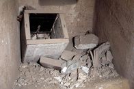 Tatort Pyramide - Grabräubern auf der Spur – In der kargen Wüste Nord-Ägyptens entdeckte ein Forschungsteam eine Pyramide mit einer versiegelten Grabkammer. Wenn Archäologen sie öffnen, kommt ein antiker Tatort zum Vorschein.