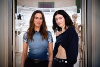 aspekte extra – Host Salwa Houmsi (l.) mit Lorde (r.)