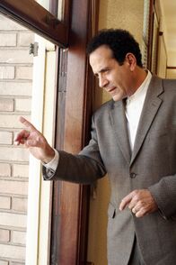 Monk – Unauffällig versucht Adrian Monk, welcher sich mit einer Gruppe Wildfremder im Geschworenenzimmer aufhält, Kontakt zu seiner Assistentin aufzunehmen. Es ist nämlich ein weiteres Verbrechen im Gange ...