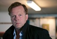 Mankells Wallander – Kommissar Wallander (Krister Henriksson) sucht einen unberechenbaren Scharfschützen.