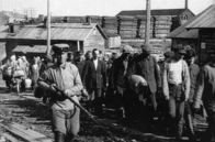 UdSSR - Das Rote Imperium – Während der Herrschaftszeit Stalins waren rund 20 Millionen Menschen in den Straf- und Arbeitslagern des Gulags inhaftiert. Die genaue Anzahl der Todesopfer ist unbekannt.