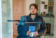 SOKO Linz – Gabriel Hoss (Florian Feik), der in einem Forum für Menschen mit Depressionen aktiv ist, wird nun selbst zur Zielscheibe des unbekannten Schützen.