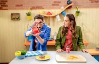 1000 Tricks – Chris und Melly lassen Küchengegenstände schweben.