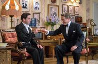 Florence Foster Jenkins – Florence und St. Clair (Hugh Grant, re.) stellen den jungen Pianisten Cosmé McMoon (Simon Helberg, li.) ein, der Florence bei ihrem Operngesang begleiten soll.