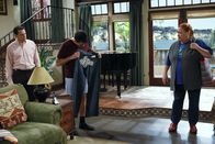 Two and a Half Men – Während Alan (Jon Cryer, l.) sich Sorgen darüber macht, dass bei Jake zwei Mädchen übernachtet haben, hat Berta (Conchata Ferrell, r.) eine ganz besondere Überraschung für Charlie (Charlie Sheen, M.) ...