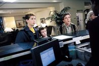 Malcolm mittendrin – Malcolm (Frankie Muniz, re.), Reese (Justin Berfield, li.) und Dewey (Erik Per Sullivan, mi.) nehmen Reißaus. Mit Hal's Kreditkarte im Gepäck nisten sie sich in einem Nobelhotel ein.