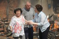 Mayday - Alarm im Cockpit – REENACTMENT- Die Bewohner des Viertels Vila Congonhas (gespielt von Rosalba Martinni und Jerrold Karch) werden von einem Nachbarn (gespielt von einem Hintergrunddarsteller) getröstet, nachdem der Tam-Flug 402 in ihr Haus in Sao Paulo, Brasilien, gekracht ist.