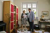 Die Rosenheim-Cops – Rentnerin Renate Singer (Heide Ackermann, li.) bestreitet gegenüber Kommissar Prantl (Andreas Giebel, re.), ihren Vermieter ermordet zu haben.