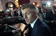 Kroos – Das Filmteam ist stets nah dran an Toni Kroos und gibt dabei einzigartige Einblicke in die aberwitzige Glitzerwelt des Fußball-Business. Hier begibt sich Kroos zur FIFA-Preisverleihung.