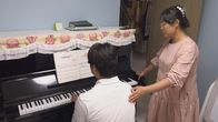 mitenand – mitenand Ein bereicherndes Patchwork als Familie Der 17-Jährige Jake wächst im SOS-Kinderdorf Daegu in Südkorea auf. Zusammen mit vier weiteren Kindern und Jugendlichen und seiner SOS-Mutter lebt er in einer Wohngemeinschaft, die für sie alle nicht nur ein Zuhause, sondern die Familie ist. Copyright: SRF