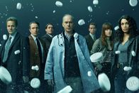 Dopesick – v.li.: Rick Mountcastle (Peter Sarsgaard), Randy Ramseyer (John Hoogenakker), Richard Sackler (Michael Stuhlbarg), Dr. Samuel Finnix (Michael Keaton), Billy Cutler (Will Poulter), Betsy Mallum (Kaitlyn Dever), Bridget Meyer (Rosario Dawson)