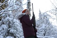Alaska - Eisige Freiheit – Jessi Morse hält ihr Gewehr, während sie einen Bären jagt. (National Geographic/Mike Fennell)