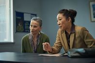 Killing Eve – Eve (Sandra Oh, r.) muss ihrem Instinkt vertrauen und entschließt sich, die Zeugin mit Unterstützung von Ethel Rubynovitch (Ania Marson, l.) auf eigene Faust zu verhören. Was Eve dabei erfährt, überrascht sie sehr.