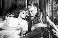 Land der Pharaonen – Die schöne Prinzessin Nellifer (Joan Collins) führt Böses im Schilde. Pharao Cheops (Jack Hawkins) scheint davon jedoch nichts zu ahnen …