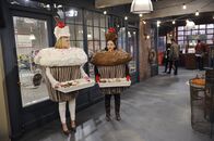 2 Broke Girls – Eine bessere Werbestrategie als die von Max (Kat Dennings, r.) und Caroline (Beth Behrs, l.) kann es doch gar nicht geben, oder?; Eine bessere Werbestrategie als die von Max (Kat Dennings, r.) und Caroline (Beth Behrs, l.) kann es doch gar nicht geben, oder?
