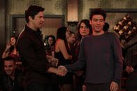 How I Met Your Mother – Während Barney seinen Vater Jerry besser kennenlernen möchte, trifft Robin (Cobie Smulders, 2.v.r.) einen Mann (Michael Trucco, l.), auf den sie schon lange ein Auge geworfen hat. Ted (Josh Radnor, r.) ist überrascht ...
