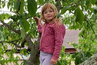 Ich bin Ich – Lina kann in ihrem Gemüsegarten einiges ernten.