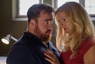 Im Knast – Im Traum erscheint Manni (Tristan Seith), seine Ex-Frau Elvira (Sonya Kraus).