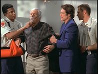 Diagnose: Mord – In letzter Minute kann Steve (Barry Van Dyke, 2.v.r.) seinen Vater Mark (Dick Van Dyke, 2.v.l.) aus einem luftdicht verschlossenen Raum retten.