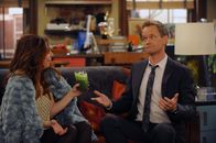 How I Met Your Mother – Das "Stinson Hangover Fixer Elixir" hat Ted, Robin und Lily (Alyson Hannigan, l.) schon geholfen, einen hartnäckigen Kater loszuwerden. Das einzige Problem: Nur Barney (Neil Patrick Harris, r.) kennt die geheime Zutat ...