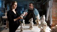 Donna Leon – Paola Brunetti (Julia Jäger) besucht den Bildhauer (Matthias Brenner) in seinem Atelier.