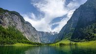 Erlebnis Erde: Natur am Königssee – Der „bayerische Fjord“, Königssee im Frühsommer mit saftig-grünen Wiesen.