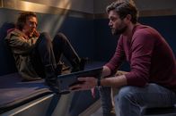 SOKO Stuttgart – Wer hat die 17-Jährige in der Nähe einer Stuttgarter U-Bahn-Station erschlagen? Der Flaschensammler Stephan Berisha (Milton Welsh, l.) war in der Tatnacht bei den Jugendlichen gesehen worden. Als unter den von ihm gesammelten Pfandflaschen die Tatwaffe gefunden wird, gerät er unter dringenden Tatverdacht. Er bestreitet die Tat und Kommissar Jo Stoll (Peter Ketnath, r.) versucht, ihm Glauben zu schenken.
